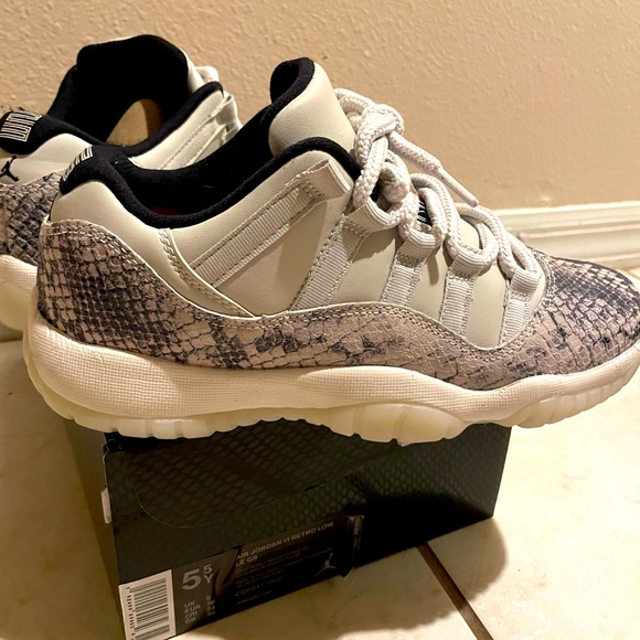 Air Jordan 11 Retro Low LE GS - Picture 1 of 3
